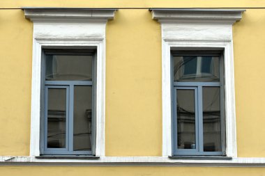 Taş tarihi binanın güzel cephesi