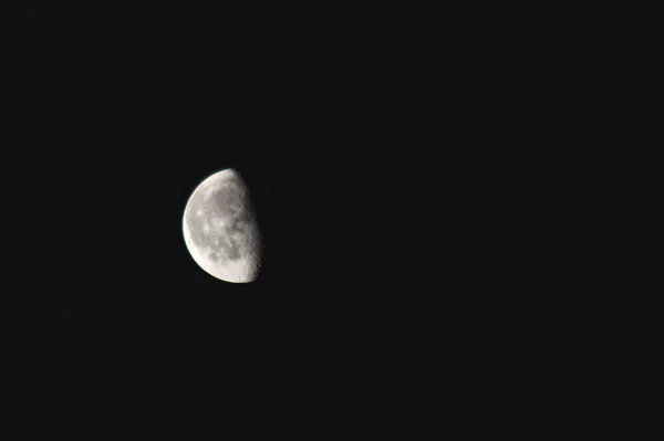 黒空の月の半分は — ストック写真