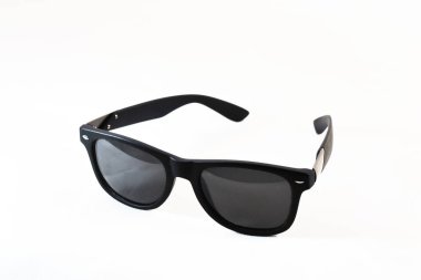 Beyaz arkaplanda siyah güneş gözlüğü