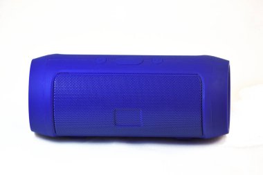 Beyaz arkaplanda taşınabilir ses sütunu