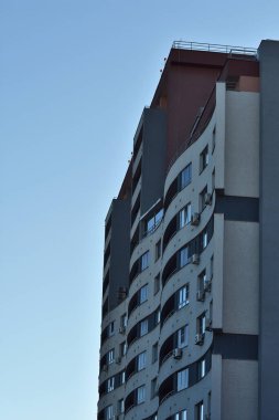 Gökyüzüne karşı modern apartman