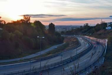 Gün batımında Nizhny Novgorod 'da arabalar hareket ediyor.