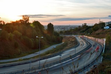 Gün batımında Nizhny Novgorod 'da arabalar hareket ediyor.
