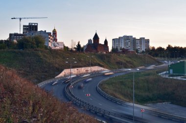 Gün batımında Nizhny Novgorod 'da arabalar hareket ediyor.