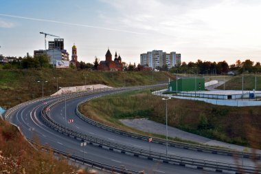 Gün batımında Nizhny Novgorod 'da arabalar hareket ediyor.