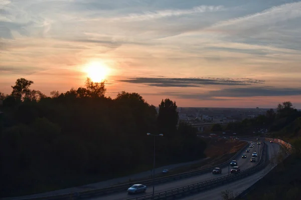 Autos Bewegen Sich Nischni Nowgorod Bei Sonnenuntergang — Stockfoto