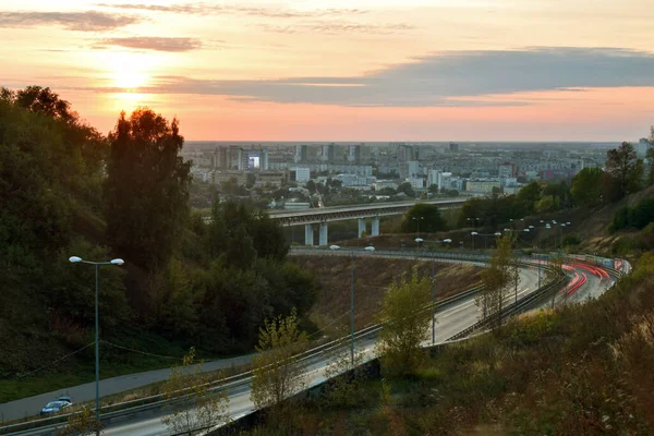 Gün Batımında Nizhny Novgorod Arabalar Hareket Ediyor — Stok fotoğraf