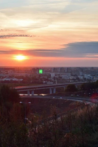 Autos Bewegen Sich Nischni Nowgorod Bei Sonnenuntergang — Stockfoto