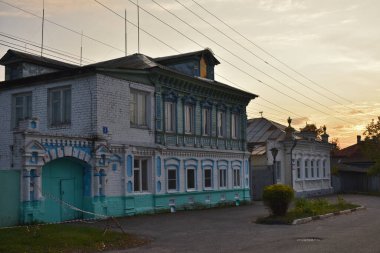 Sonbaharda eski güzel tuğla ev