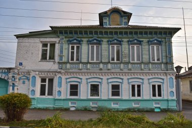 Sonbaharda eski güzel tuğla ev