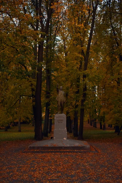 Pomnik Lenina Jesiennym Parku — Zdjęcie stockowe