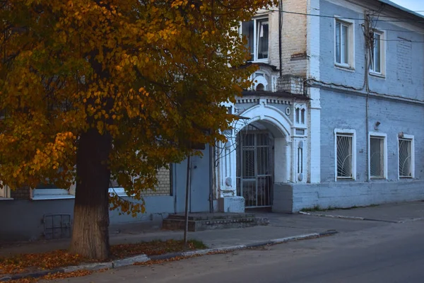 秋の美しい古いレンガ造りの家 — ストック写真