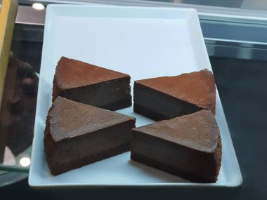 bir vitrin altında çikolata kek