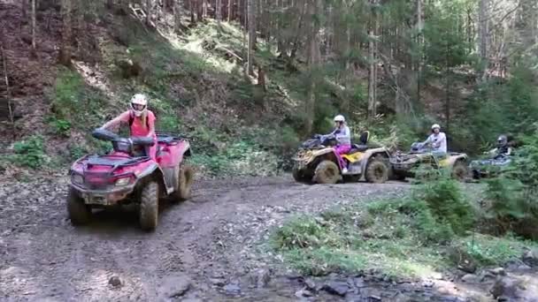 Mujer Joven Pasa Por Bosque Atv Través Del Río — Vídeos de Stock