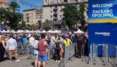 Kiev, Ukrayna - 26 Mayıs 2018: final Şampiyonlar Ligi. Fan zone girmeden önce kişi nöbetçi denetler