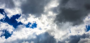 Dramatik gökyüzü, arka planını bir fırtına sonra kara bulutlar