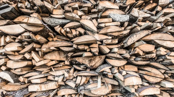 Ezilmiş ahşap. Yakacak odun birbirlerine satırları yığılmış. Önden görünüm, yakın çekim, arka plan