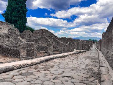 Antik Roma şehir, Pompeii ile bulutlar mavi gökyüzü altında