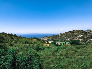 evler, deniz ve dağların Bay çatılar görünümünü