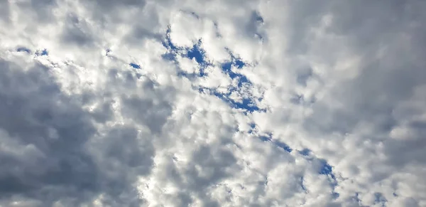 Ciel Bleu Avec Nuages Blancs Gris Avant Pluie — Photo