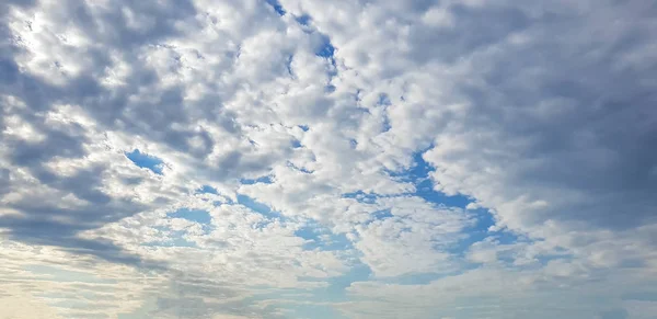 Céu Azul Com Nuvens Brancas Cinzentas Antes Chuva — Fotografia de Stock