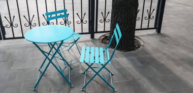 Mavi Masa ve parkta iki sandalye