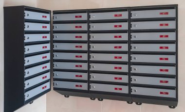 posta kutusuna bir apartman binası giriş holü