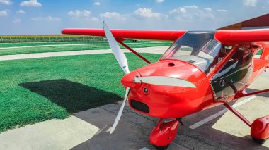 Pervanenin dönmesi ile basınçlandırdıktan bulutlu gökyüzü arka plan üzerinde kırmızı uçak görünümünü kapat