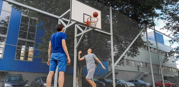 Dva Bílí Mladíci Hrát Basketbal Venkovní Kurt — Stock fotografie