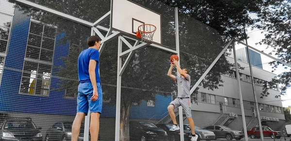 Zwei Junge Weiße Männer Spielen Basketball Auf Dem Außenplatz — Stockfoto