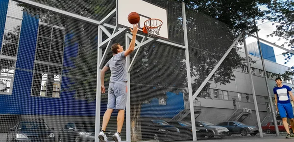 Dva Bílí Mladíci Hrát Basketbal Venkovní Kurt — Stock fotografie