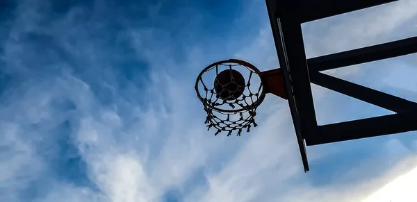 Basketballkorb Und Ball Himmel Hintergrund — Stockfoto