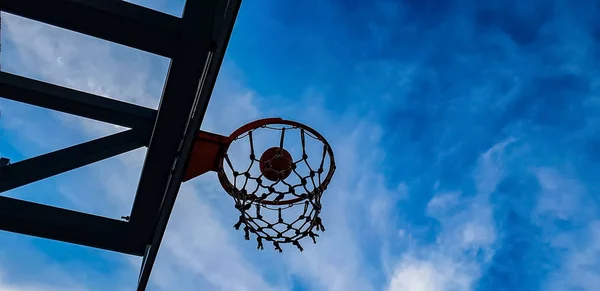 Basketballkorb Und Ball Himmel Hintergrund — Stockfoto