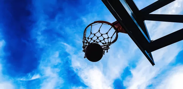 Basketballkorb Und Ball Himmel Hintergrund — Stockfoto