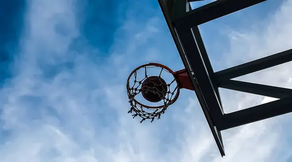 Basketballkorb Und Ball Himmel Hintergrund — Stockfoto