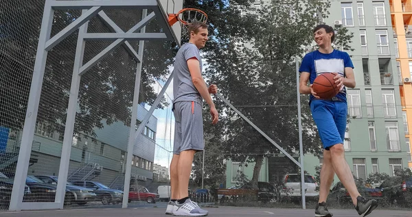Two Young White Men Play Basketball Outdoor Court — Stock Photo, Image