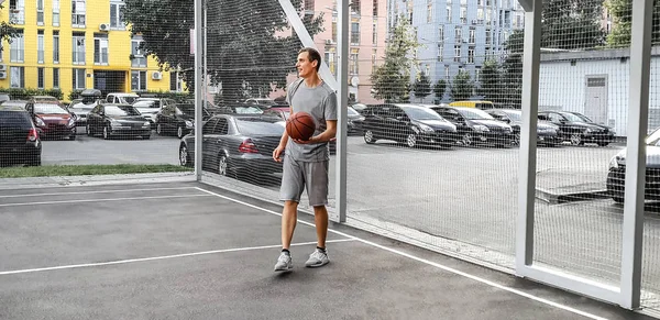 Junger Blonder Mann Grauer Sportbekleidung Spielt Basketball Auf Dem Offenen — Stockfoto