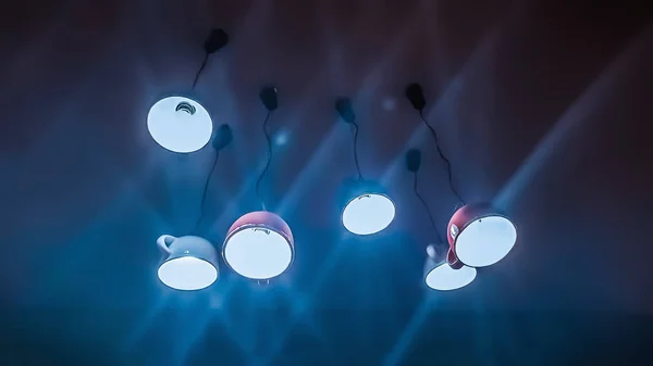 Vicino Lampada Rotonda Luce Blu Sfondo Scuro Idea Concetto Creatività — Foto Stock