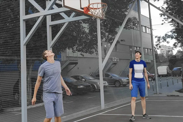 Zwei Junge Weiße Männer Spielen Basketball Auf Dem Außenplatz — Stockfoto