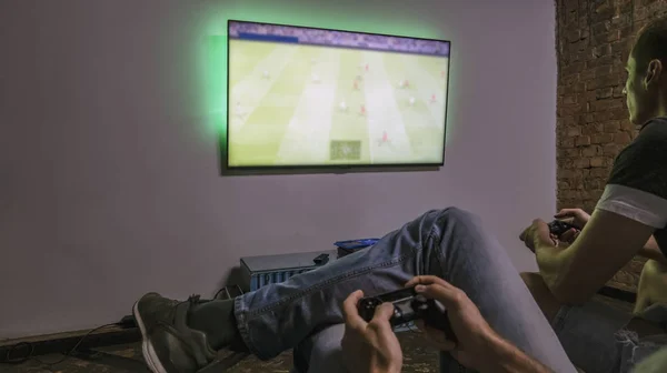 Zwei Männer Beim Videospiel Hände Halten Konsole Controller Fußball Oder — Stockfoto