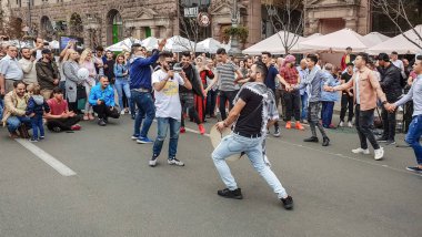 Kiev, Ukrayna, 9 Eylül 2018: Doğu erkekler dans, bir daire içinde hareket, elele, meydanda. Sakallı bir adam bir davul ile daire ortasında duruyor. Milliyet kavramı