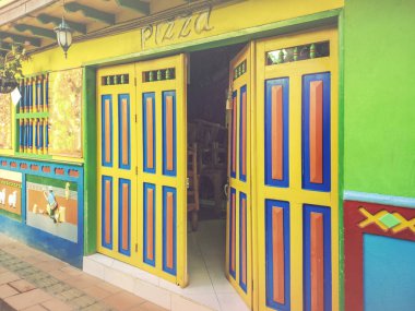 Guatape, Antioquia, Colombia, 04 Temmuz 2017: Guatape köyü Kolombiya, Güney Amerika renkli sokaklarında