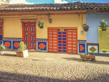 Guatape, Antioquia, Colombia, 04 Temmuz 2017: Renkli sokakları ve dekore edilmiş evlerin Guatape kenti yakınlarındaki Medellin, Antioquia, Colombia