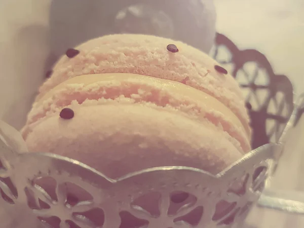 Macaron Rosa Dolce Con Grani Neri Una Tazza Metallo Sul — Foto Stock