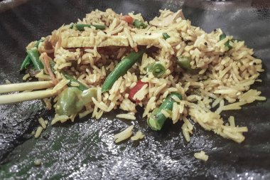 Pirinç fasulye ve biber siyah bir tabakta ile yakın çekim