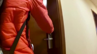 Turist kız kırmızı ceketli bir otel odasına gelir