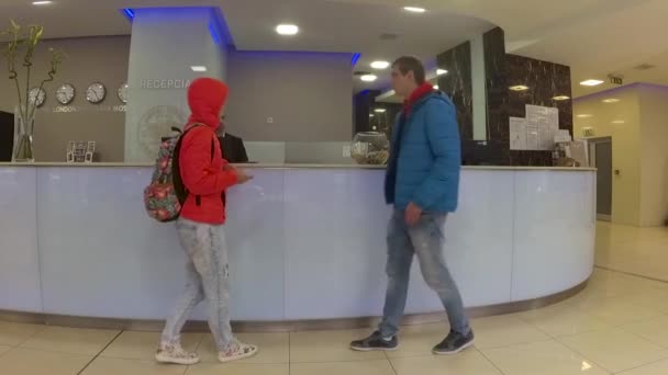 Pozsony Szlovákia Május 2017 Pár Halad Turisták Bejelentkezés Hotel Egy — Stock videók