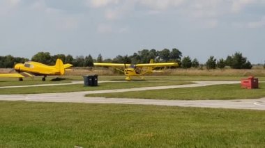 Hava sahasının bir pervane ile sarı uçak indi