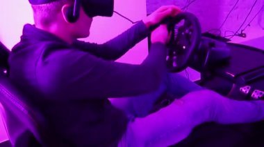 VR giyen adam gözlük, Vr araba simülatörü, sanal gerçeklik, teknoloji oyun eğlence, ağır çekim, yan görünüm