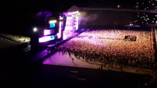 人群中的人在音乐会上 顶视图 紫色的光 — 图库视频影像